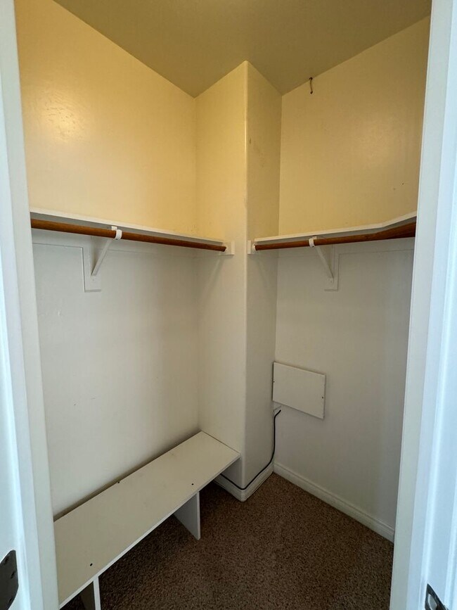 Building Photo - Spacious Stockdale Ranch Home!