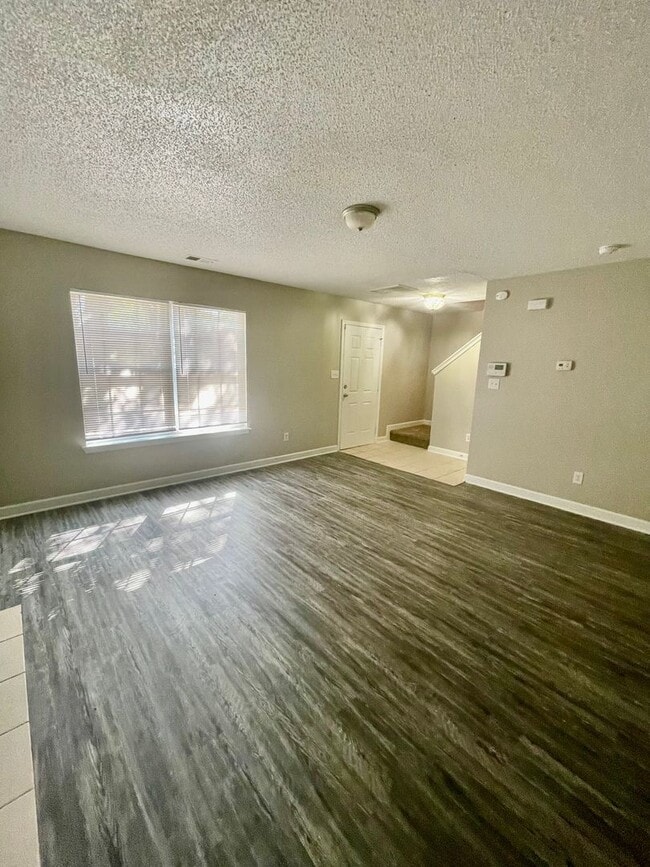 Building Photo - Must see this beautiful 3 bedroom 2.5 bath...