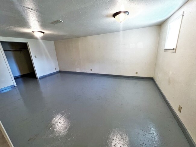 Building Photo - 1111 W 4th- 4 bedroom house