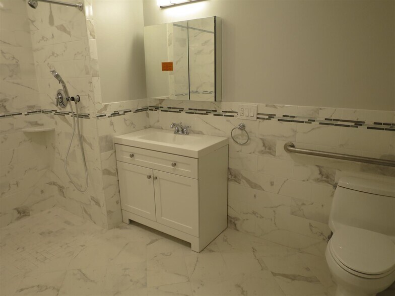 Building Photo - 136 Inman St