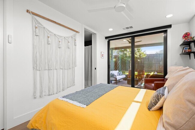 Building Photo - 3406 E 17th St