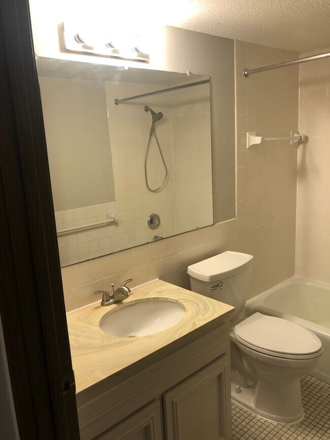 Building Photo - Spacious 2 bedroom in Hopkins!