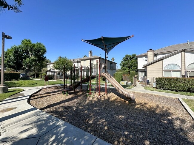 Building Photo - Two-Story 3-Bedroom Condo in Orange Gardens HOA!