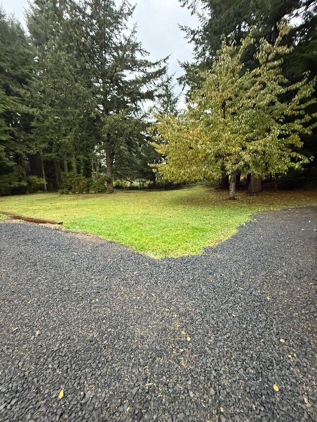 Building Photo - Newly Updated! 3 Bed/2 Bath House on a Lar...