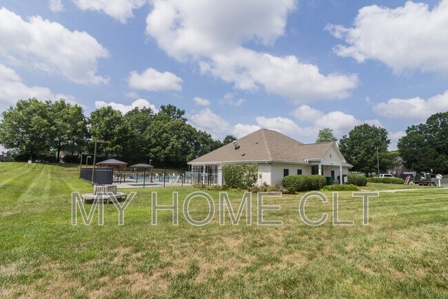 Building Photo - 10029 Dauphine Dr