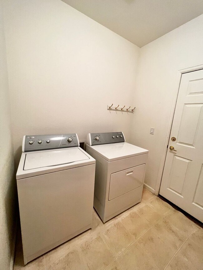 Building Photo - 4 bed, 3 bath Home in Huntington Hills Nei...