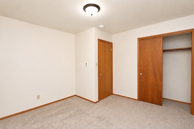 Building Photo - 322 Maple Dr