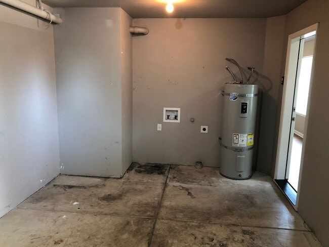 Building Photo - Newer 4 bed 2.5 bath duplex