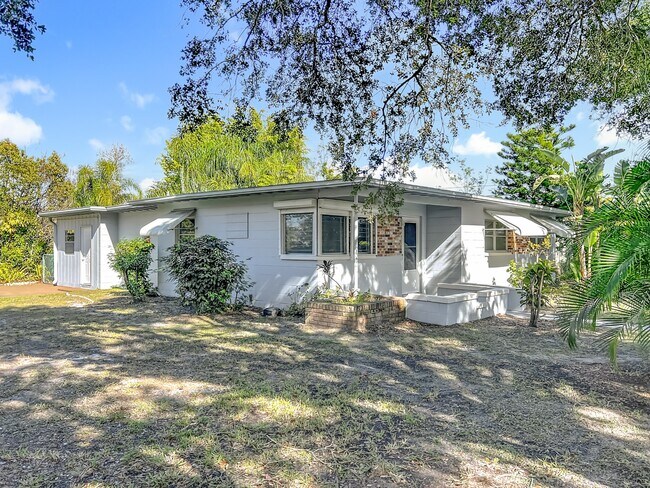 Building Photo - 1706 Cambridge Dr