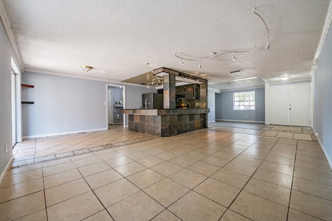 Building Photo - 16001 Saddlestring Dr