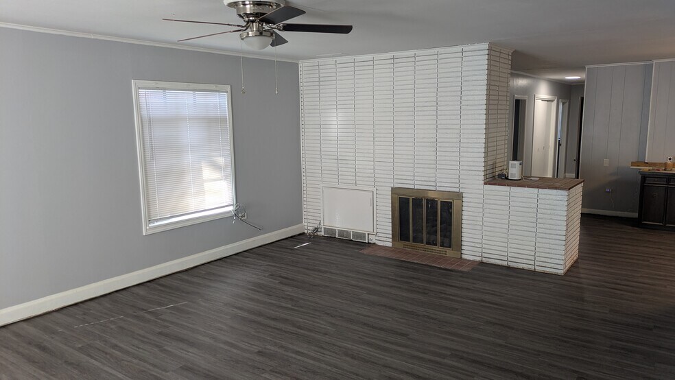 Building Photo - 1816 W Main St