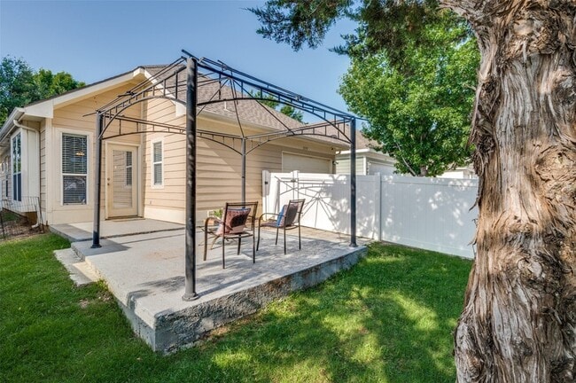 Building Photo - 1375 Kingston Pl