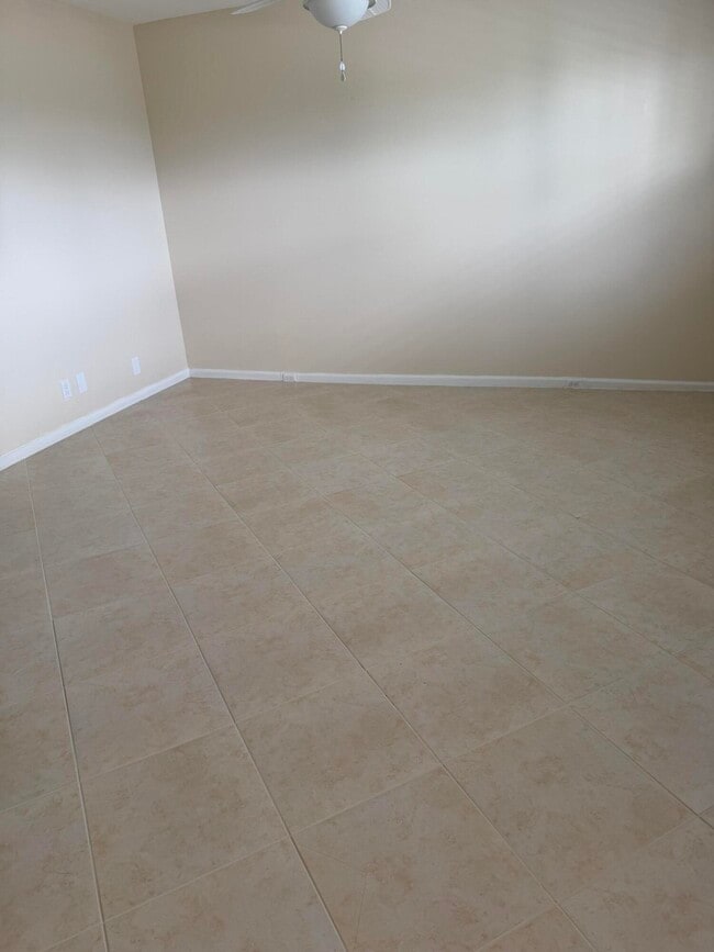 Building Photo - 4067 Yarmouth E