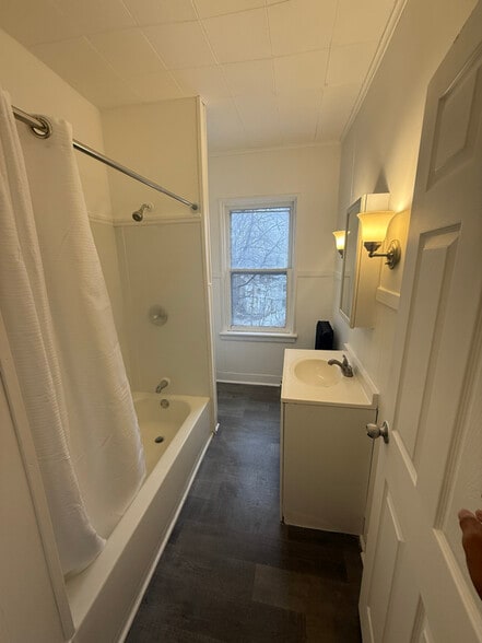 Building Photo - 194 Main St