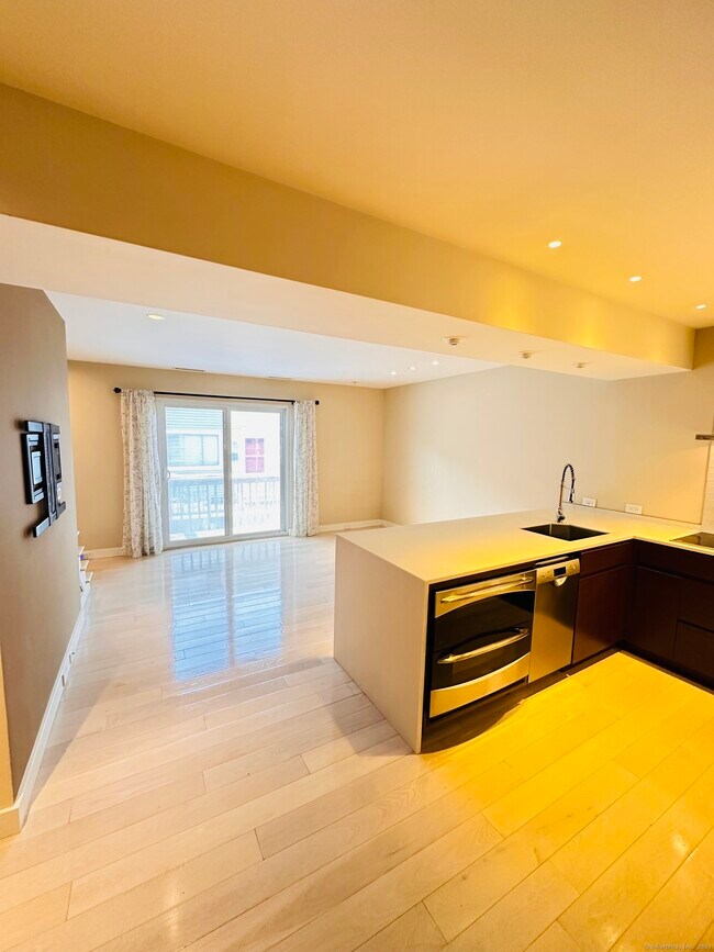 Building Photo - 7 Elm St