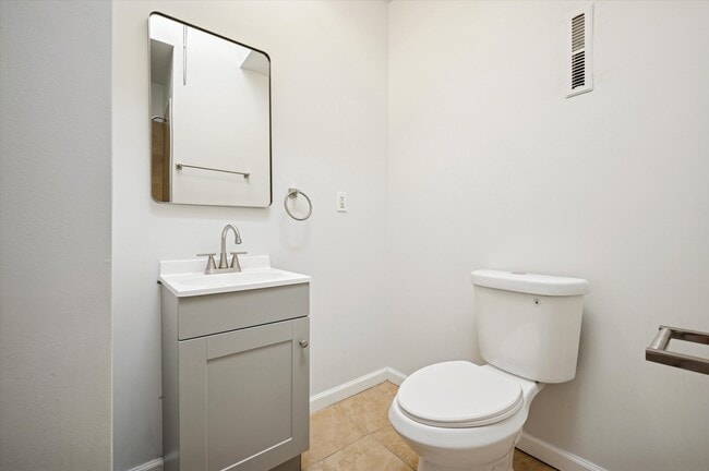 Building Photo - 5557 Matthews St