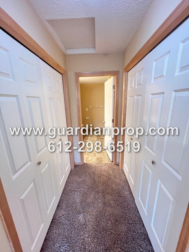 Building Photo - Huge End Unit Townhouse for October 1, Ope...