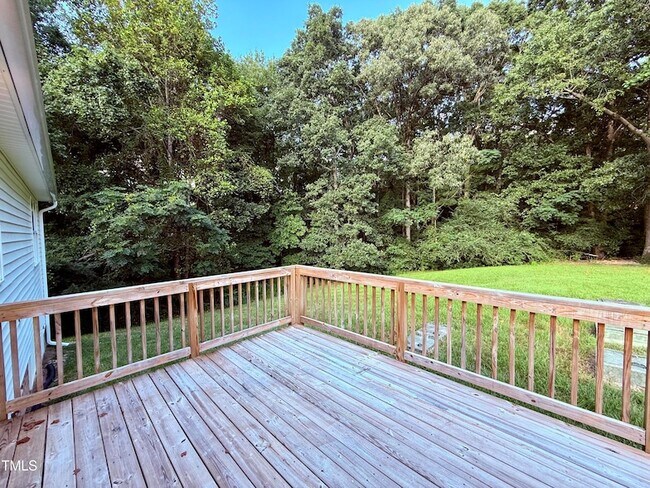 Building Photo - 1000 Meadowgreen Dr