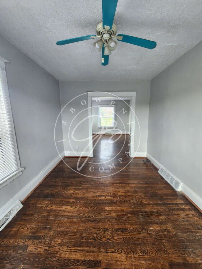 Building Photo - 2 bed 2 story townhouse! Individual baseme...