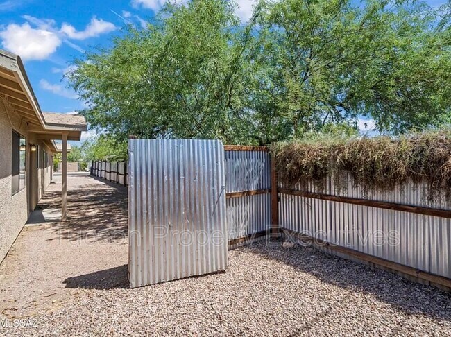 Building Photo - 1107 W Sonora St