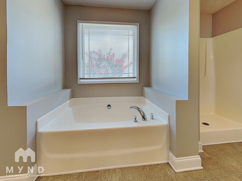 Building Photo - 111 Daisy Cir