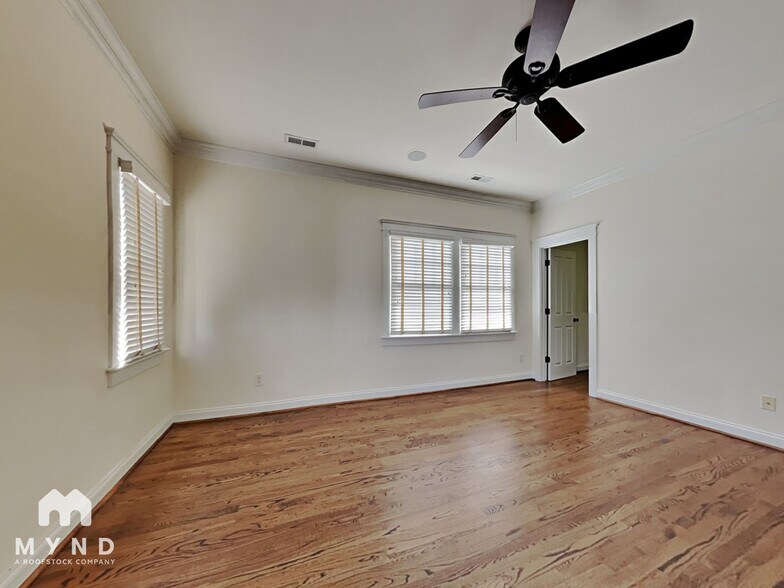 Building Photo - 711 E 9th St