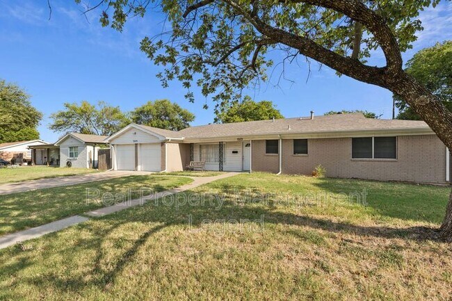Building Photo - 7009 Corona Dr