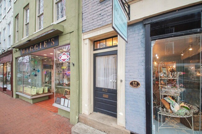 Building Photo - Cozy Studio in Downtown Fredericksburg!