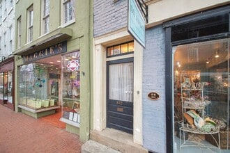 Building Photo - Charming Apartment is Downtown Fredericksburg