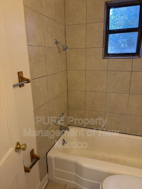 Building Photo - 124 Aliso Dr NE