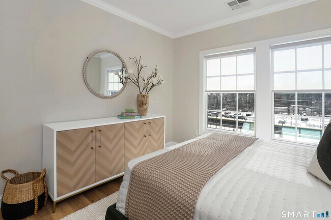 Building Photo - 440 Heights Rd