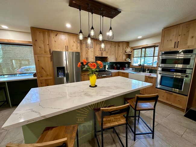 Building Photo - Beautiful Home on the Creek!