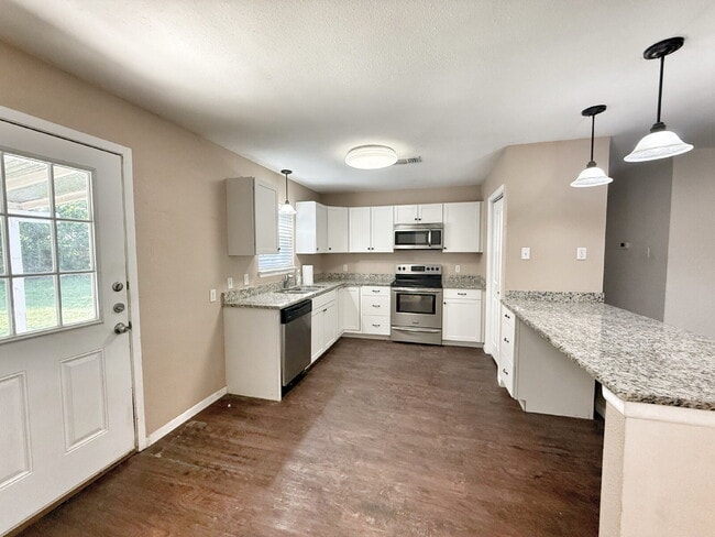 Building Photo - Charming 3-Bedroom Home with Spacious Layo...