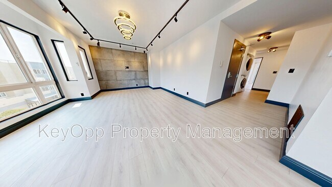 Building Photo - 711 La Playa St