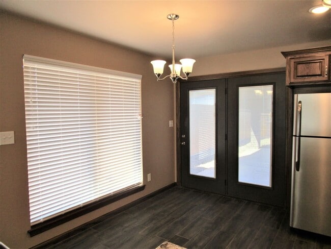 Building Photo - Like New!  3 bedroom 2 bath 2 car garage!