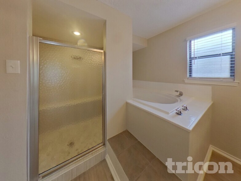 Building Photo - 837 Globe Ave