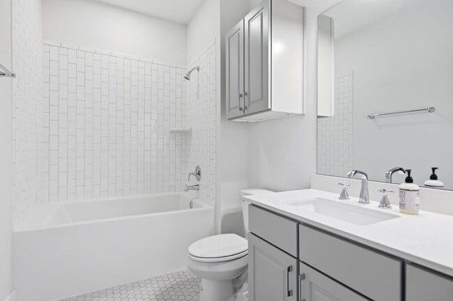 Building Photo - Beautiful 2 bedroom, 2 bathroom home in Gated Sunset Valley Community!!!