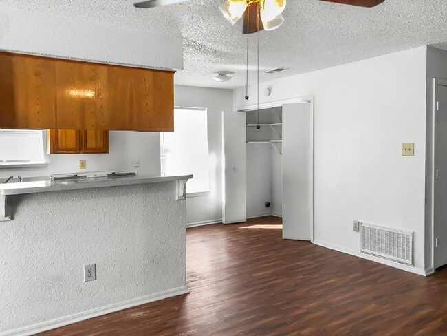Building Photo - 821 N Mesquite St