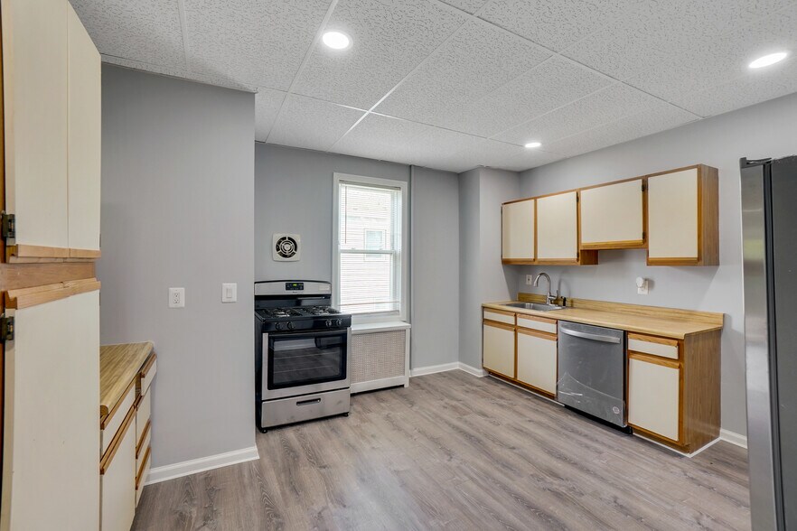 Kitchen - 114 Livingston Ave