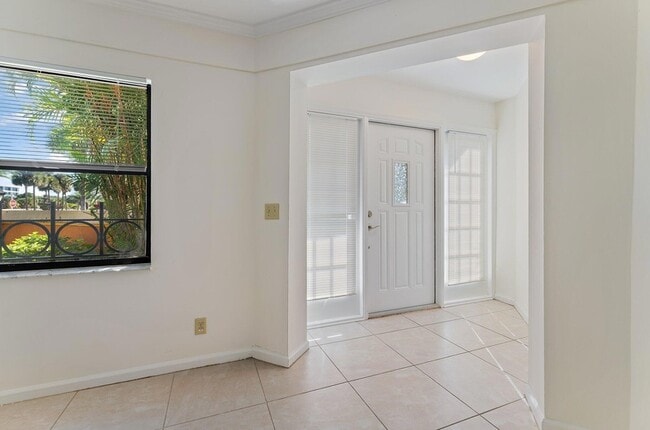 Building Photo - 3 Uno Lago Dr