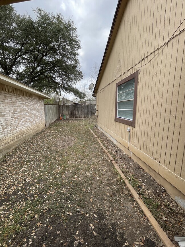 Building Photo - 2730 Mud Lake Dr