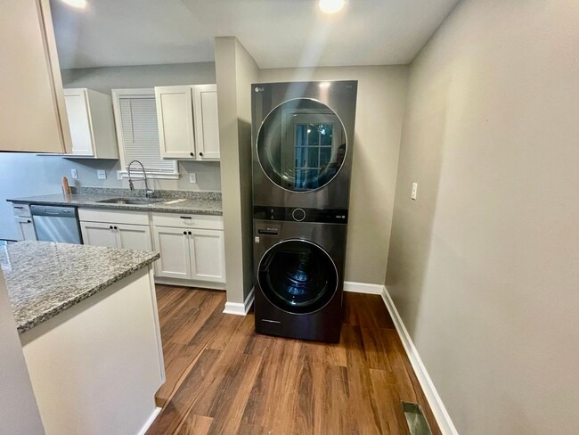 Building Photo - Welcome to this stunning 3-bedroom, 2-bath...