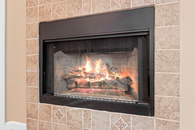 Building Photo - Pet Friendly!  Ideal location to Eglin AFB!!