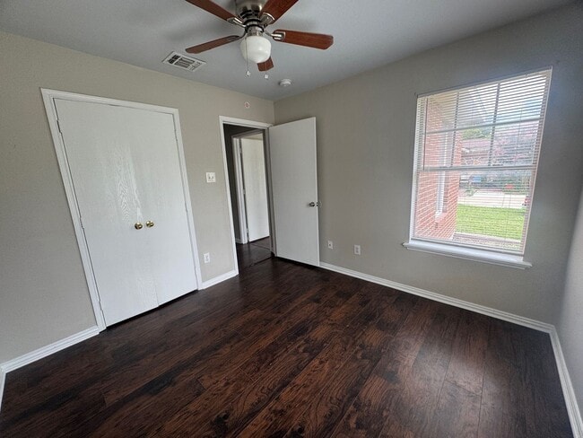 Building Photo - Move in Ready - 4 bedroom 2 bath