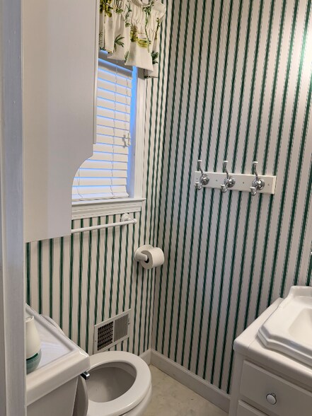 Building Photo - 825 Reynolds Rd