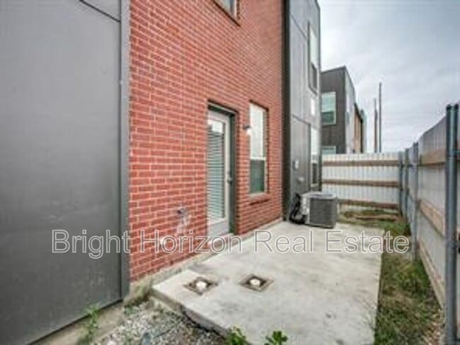 Building Photo - 10612 Tube Dr