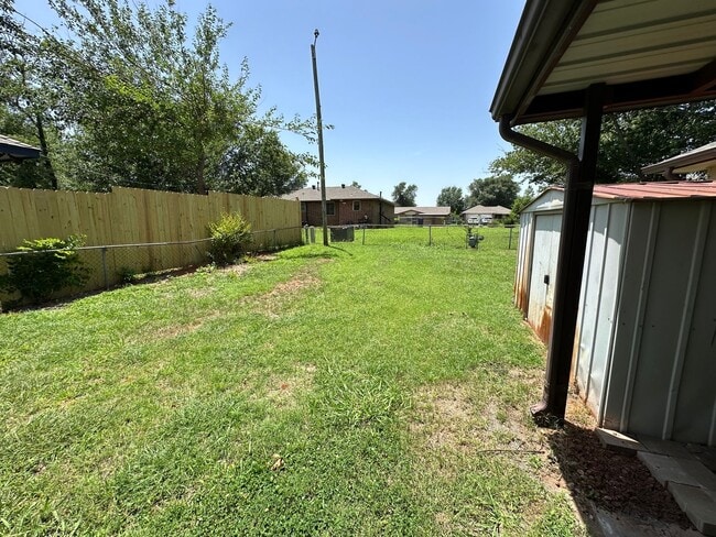 Building Photo - 4 Bed, 2 Bath house w/1 car garage