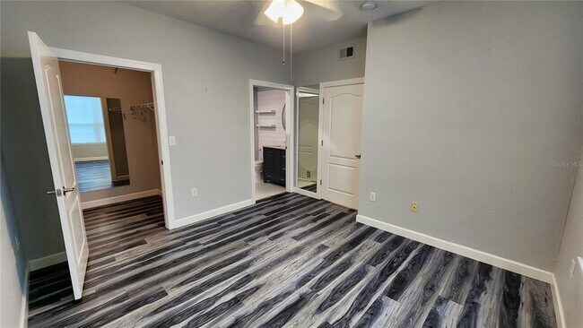 Building Photo - 4102 Central Sarasota Pkwy