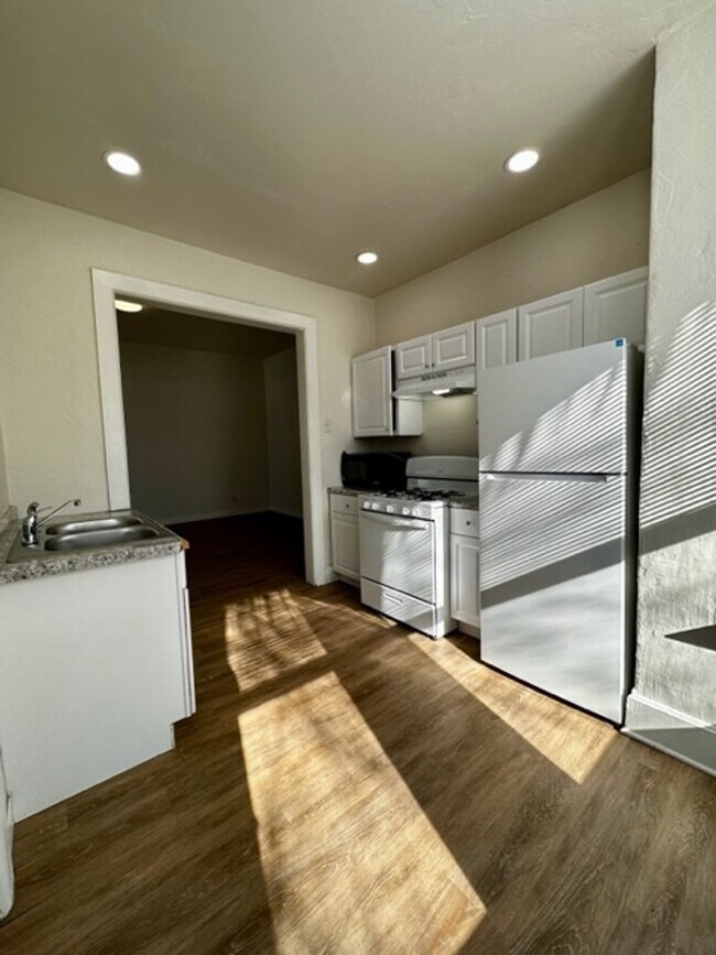 Building Photo - Beautiful 1 Bedroom 1 Bath Lower Duplex-Av...
