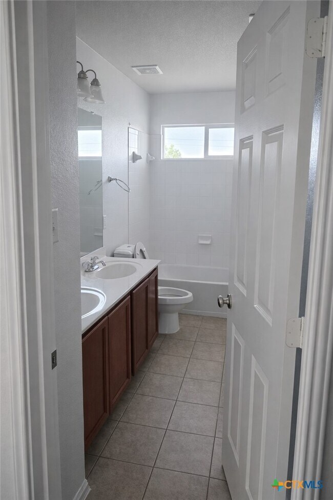 Building Photo - 2308 Isabelle Dr